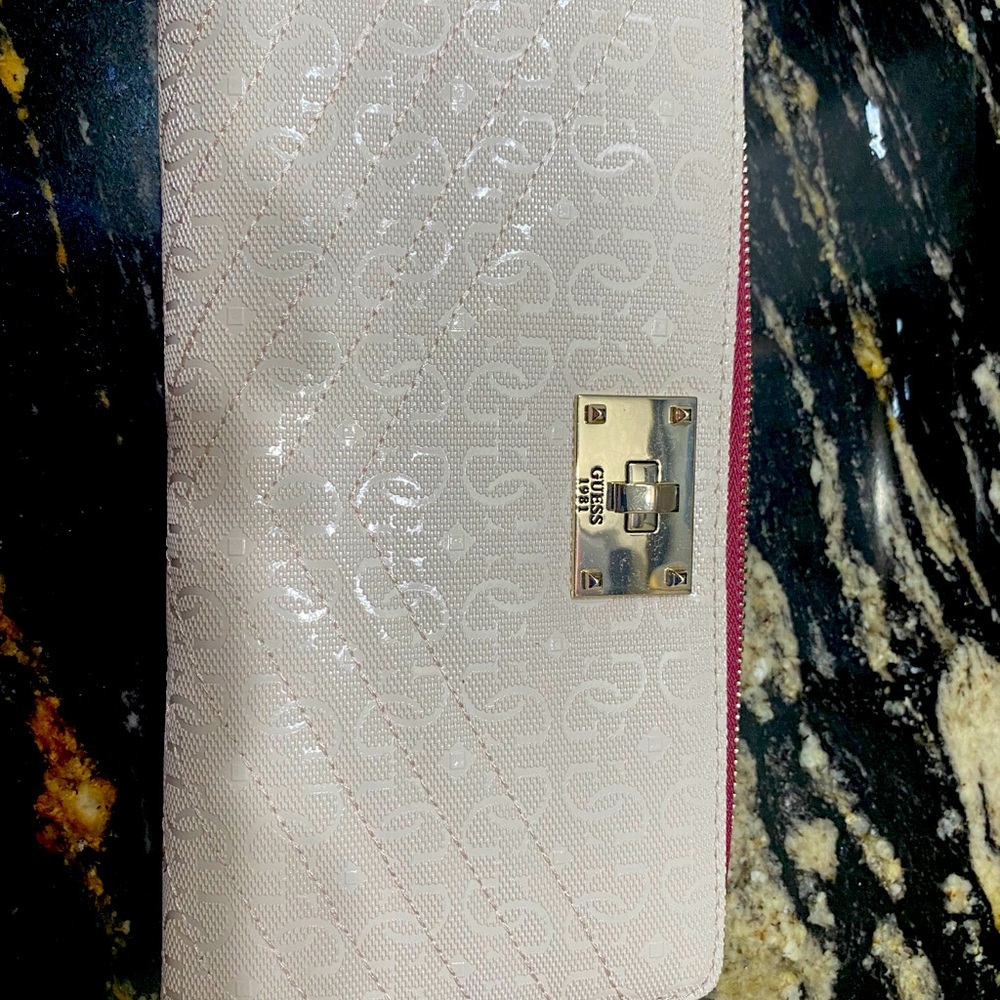 Brand new - never used Guess wallet